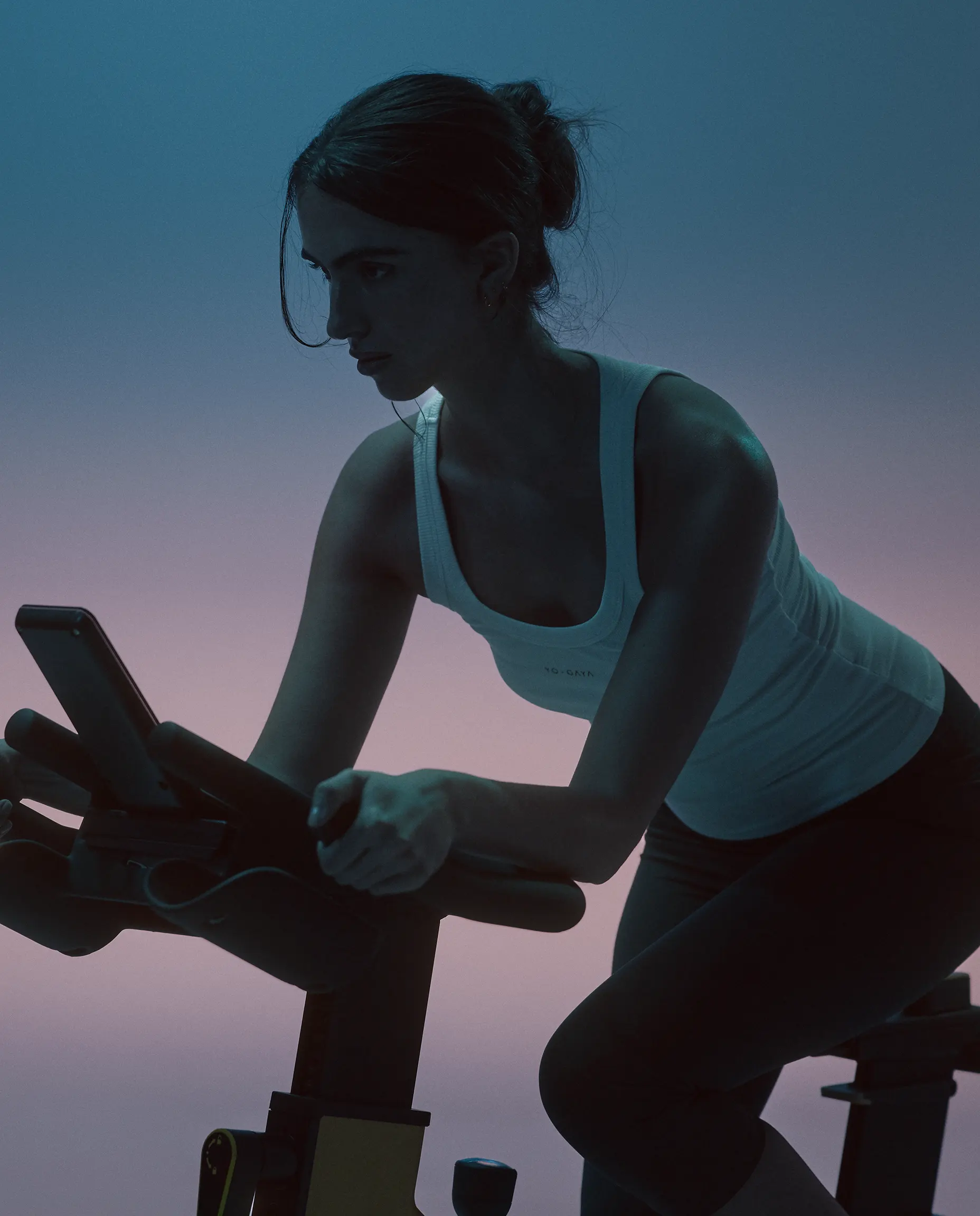 Silhouet van een sporter bij een squatrek met zware halterstang