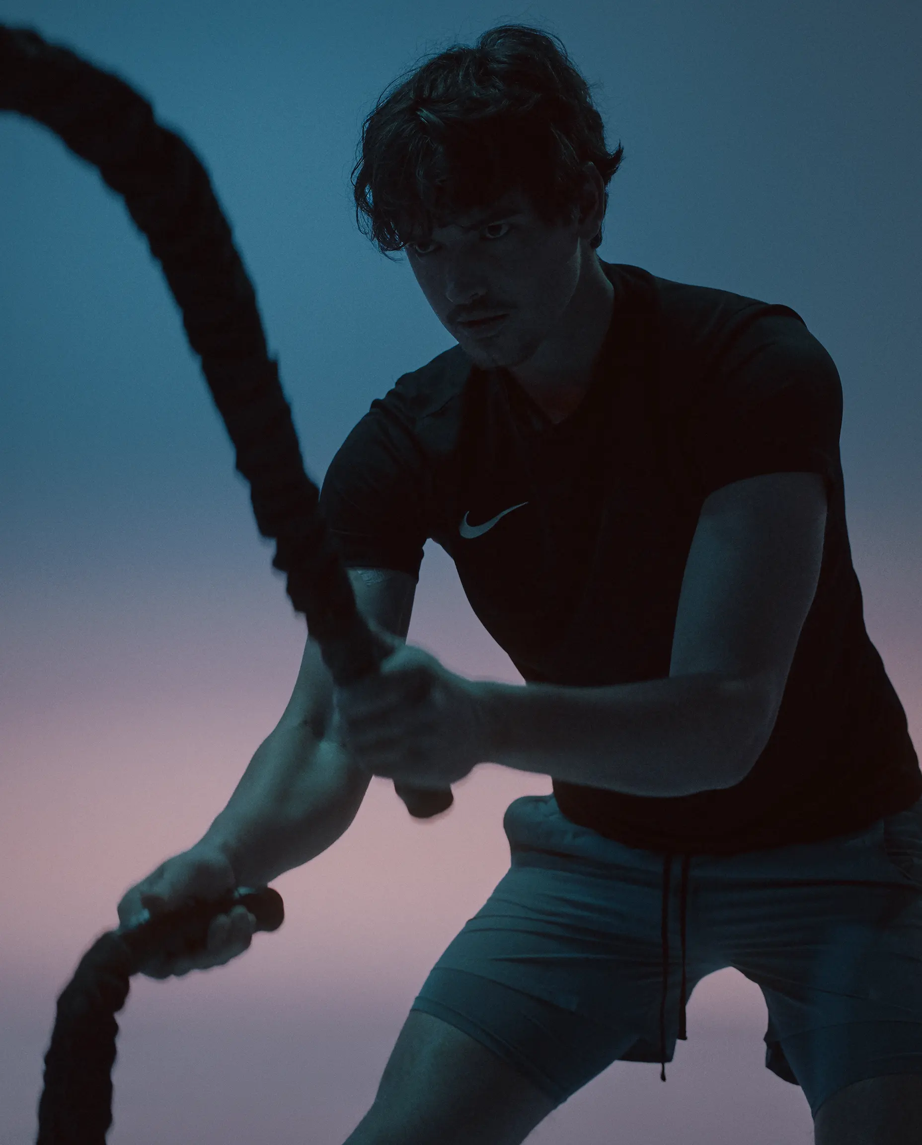 Silhouet van een man in een yogahouding